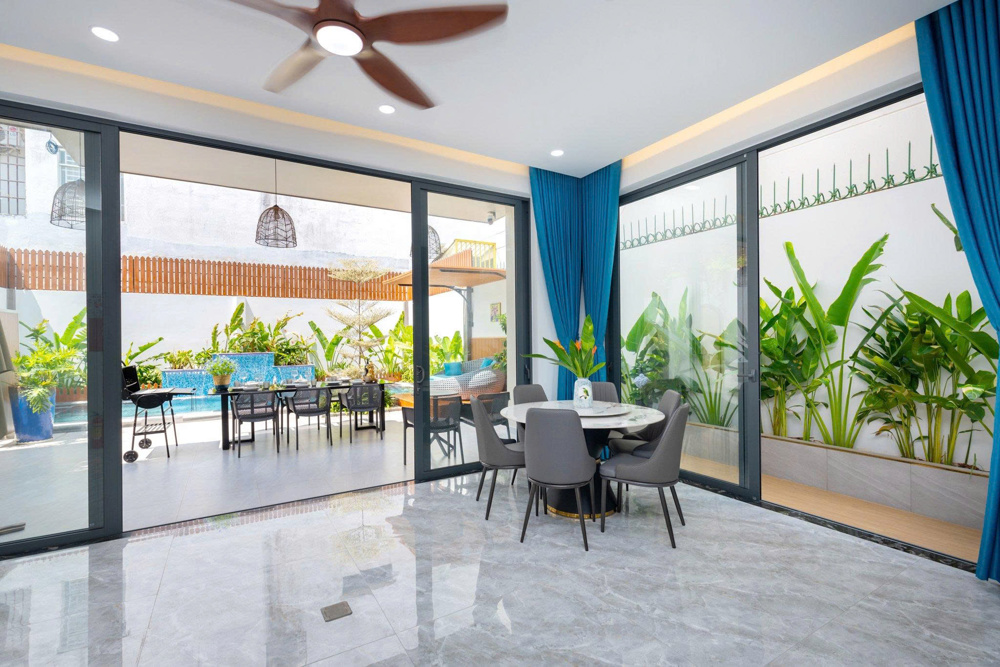 Cây xanh bao quanh nhà, mang lại cảm giác thư giãn, gần gũi thiên nhiên